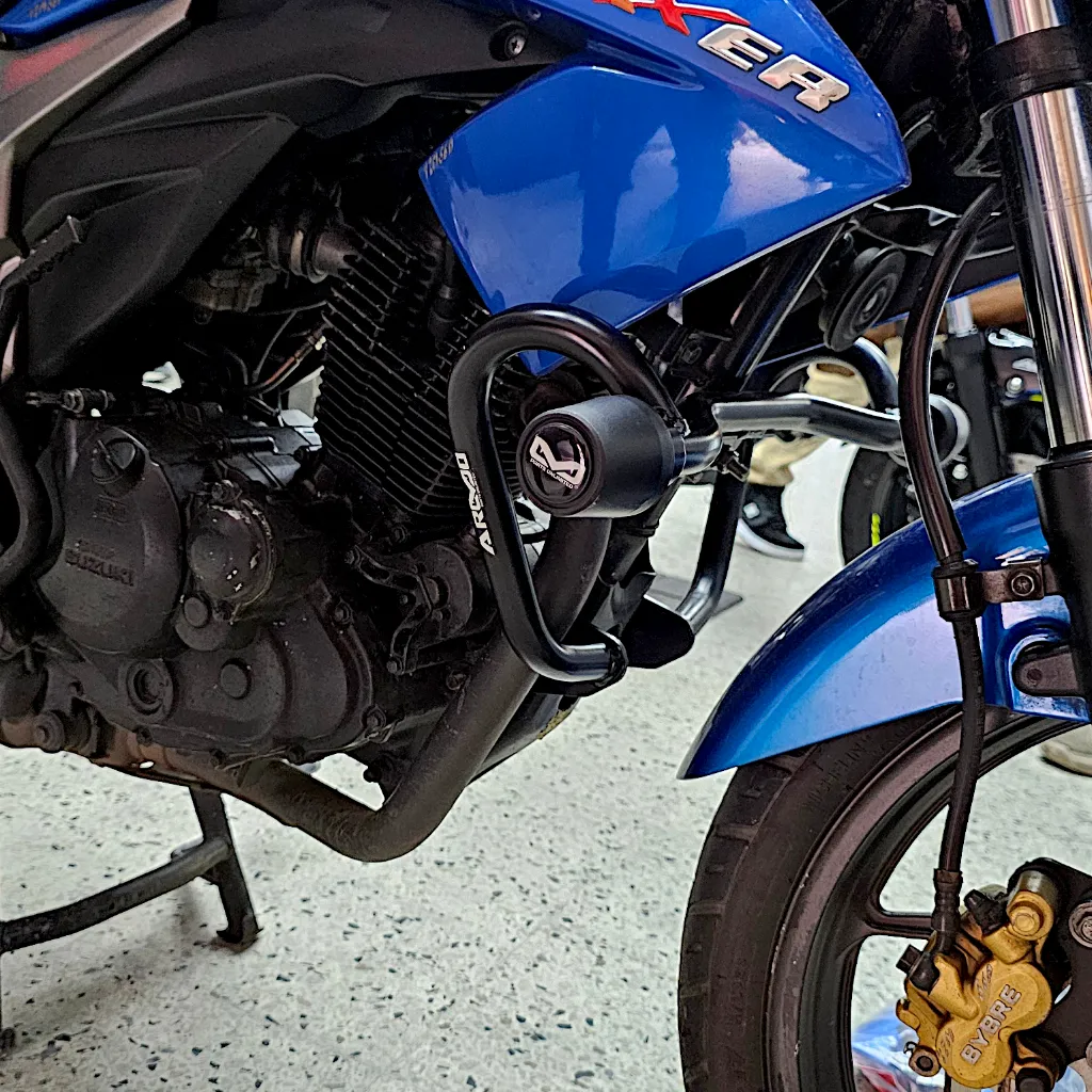 BARRA DE PROTECCIÓN CON SLIDER SUZUKI GIXXER 150 MV ARMO.webp