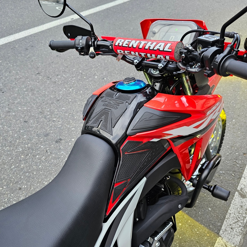 [SPTSEHXR] STOMPGRIPS SPECIAL EDITION HONDA XR 190L 2.0 ABS - PROTECTOR DE TANQUE (COMPLETO) (Negro-Rojo)