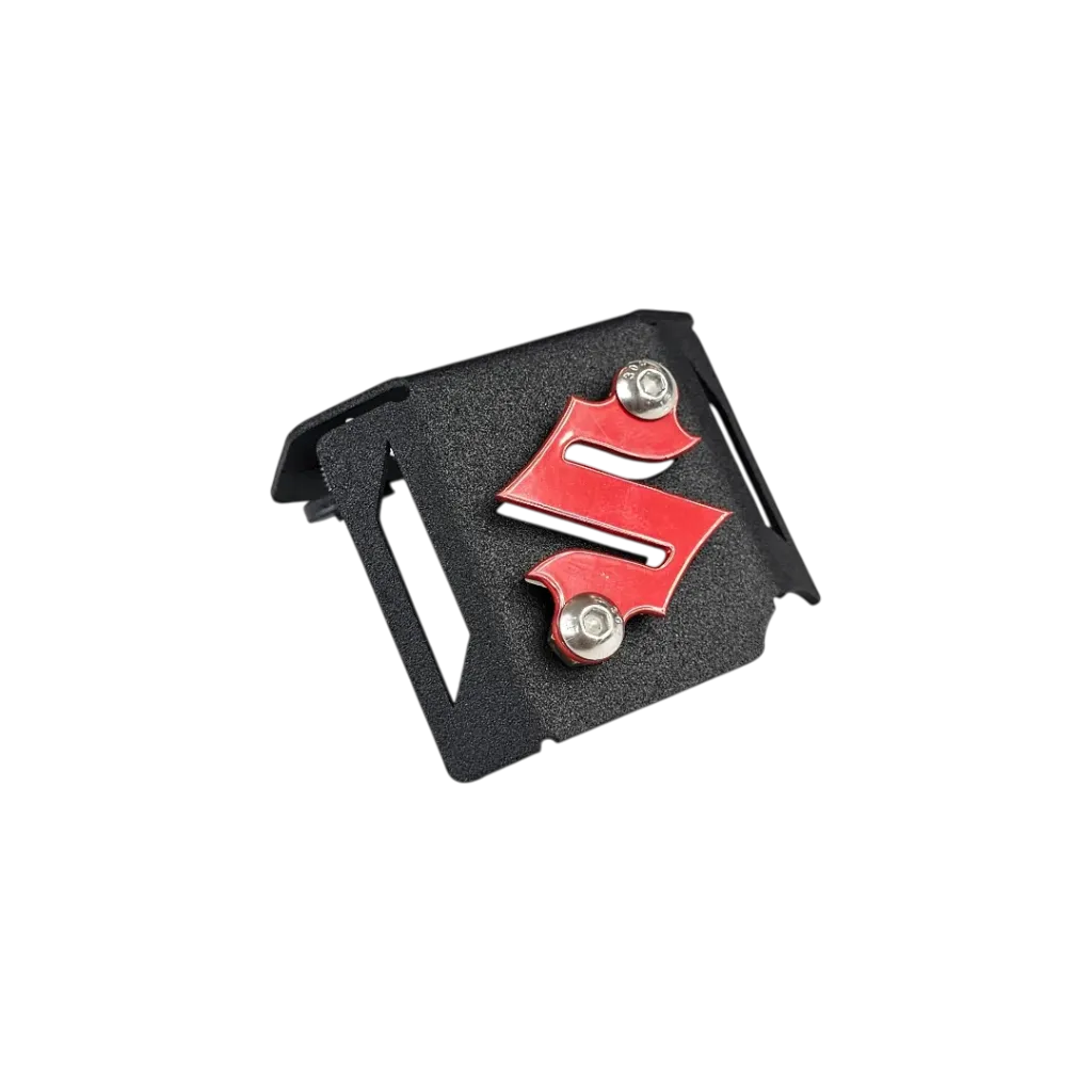 [PBFDSV160NR] PROTECTOR DE BOMBA FRENO DELANTERO SUZUKI VSTROM 160 (ACERO) (Negro logo Rojo)