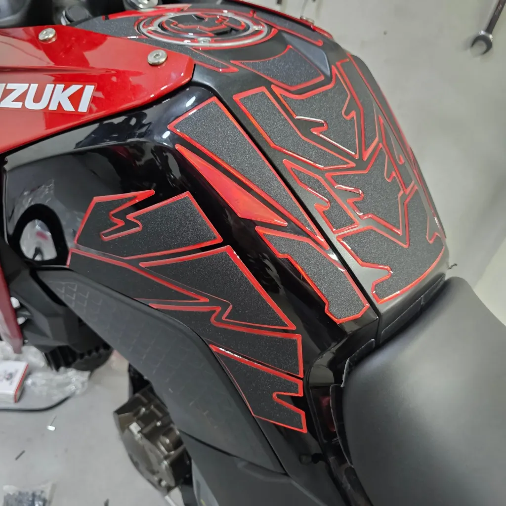 STOMPGRIPS SPECIAL TIPO LIJA SUZUKI VSTROM 250 SX - PROTECTOR DE TANQUE (COMPLETO)
