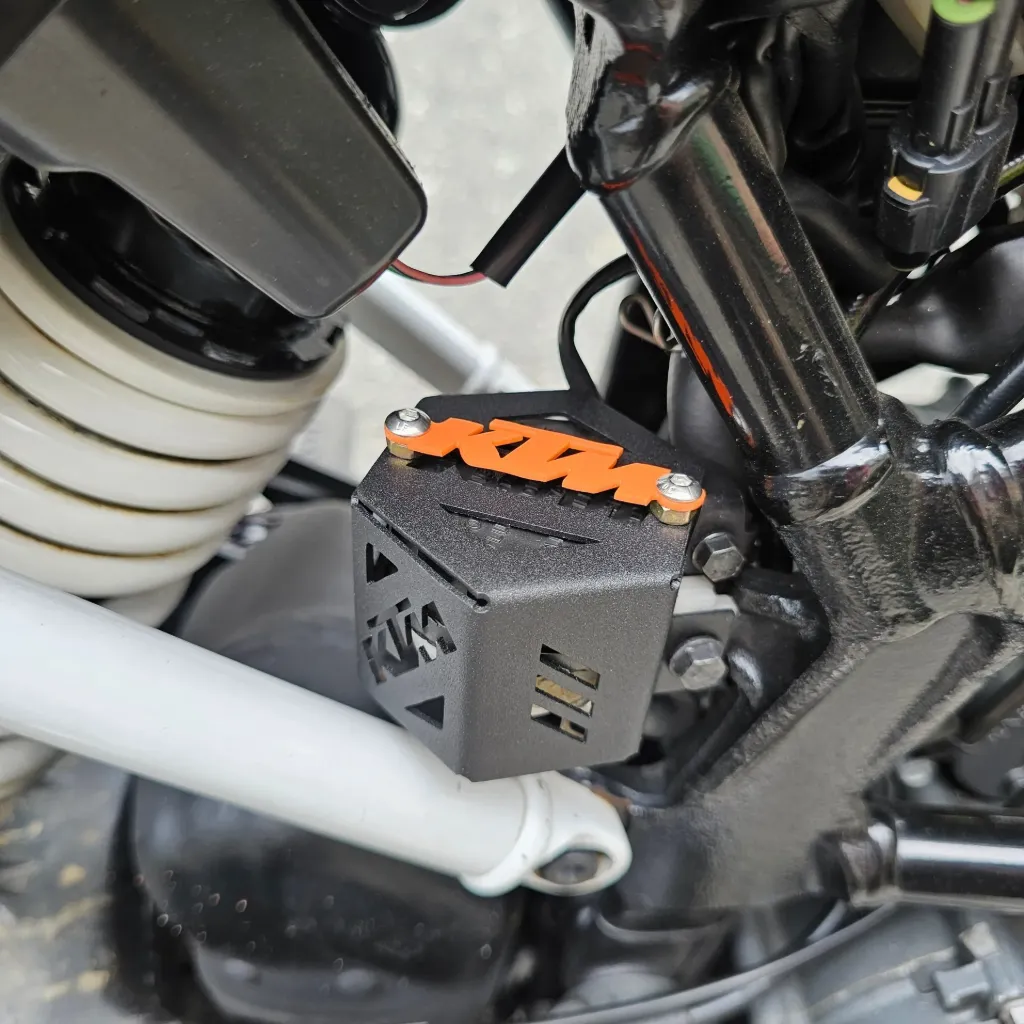 PROTECTOR DE BOMBA FRENO TRASERO KTM DUKE G1 - NG (ACERO)