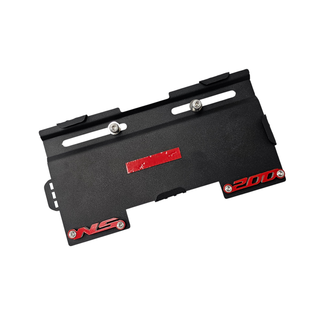 [PPANL001] PORTA PLACA BAJAJ PULSAR NS 200 (CON ESPACIO PARA ROBALUZ) SIN PERFORAR (ACERO) (Negro logo Rojo)