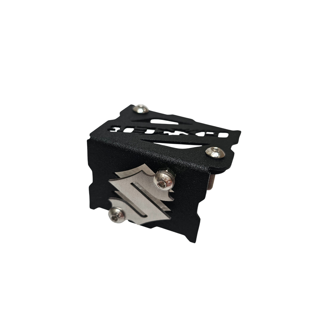 PROTECTOR DE BOMBA FRENO DELANTERO SUZUKI GIXXER (ACERO)