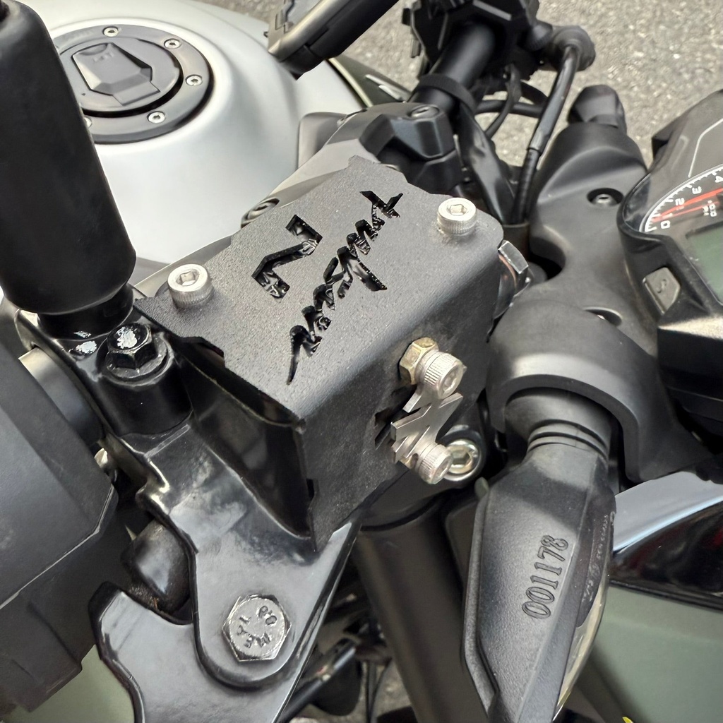 PROTECTOR DE BOMBA FRENO DELANTERO PULSAR N160/N250 (ACERO)