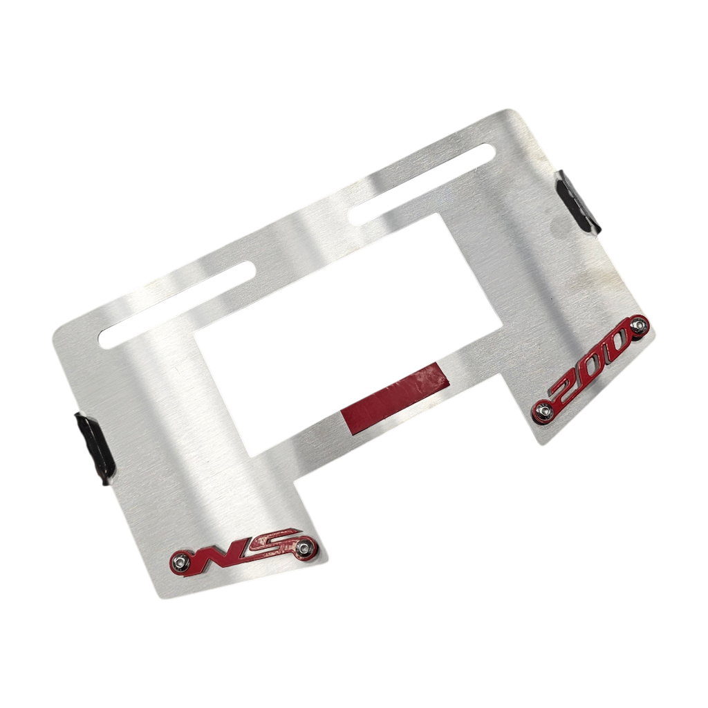 [2315] PORTA PLACA PULSAR NS 200 (CON ESPACIO PARA ROBALUZ) (ACERO) (Plateado logo Rojo)