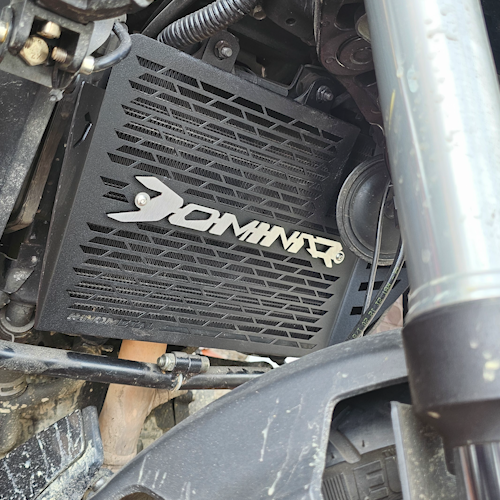 [1335] PROTECTOR DE RADIADOR BAJAJ DOMINAR UG (ACERO) (Negro)