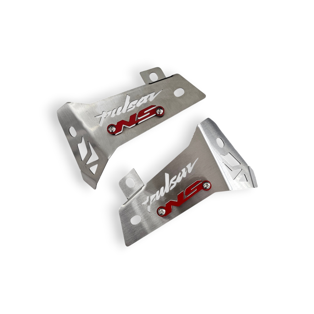 [2307] PROTECTORES LATERALES RADIADOR - LIQUIDO REFRIGERANTE BAJAJ PULSAR NS 200 (ACERO) (Plateado logo Rojo)