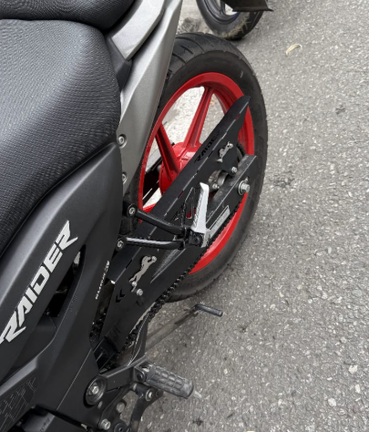 GUARDA CADENA TVS RAIDER 125 (ACERO)