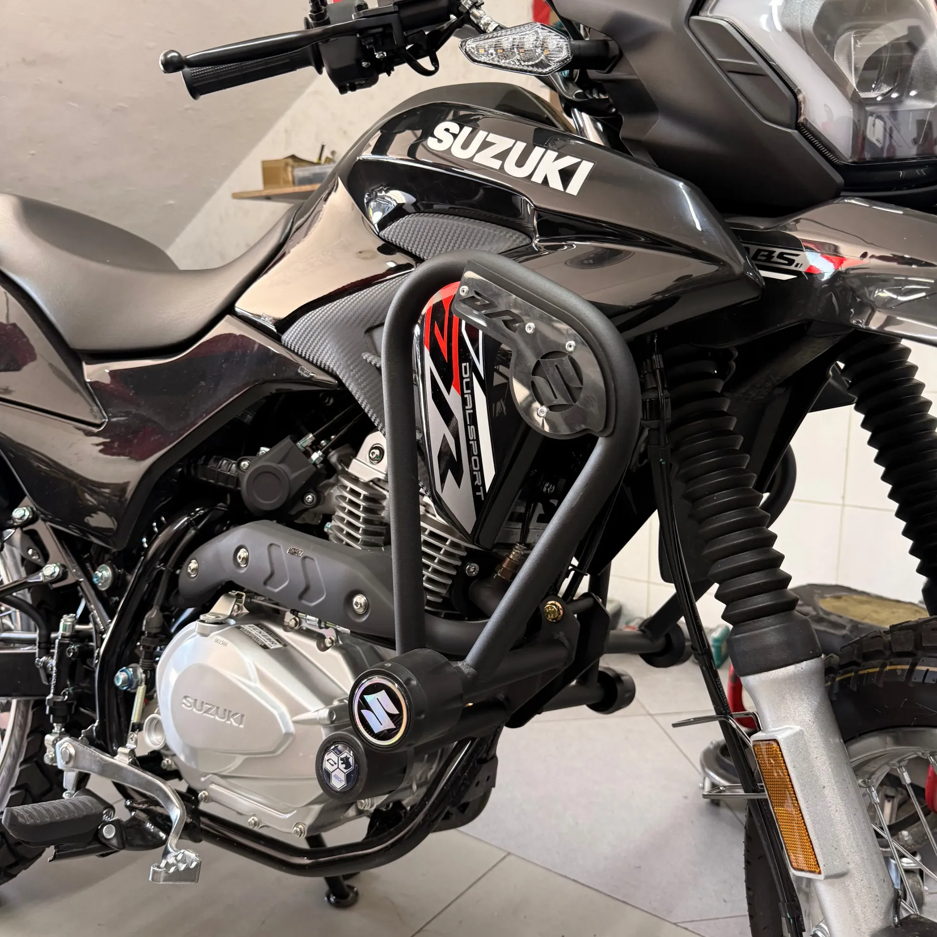 BARRA PROTECCIÓN CON SLIDER SUZUKI DR 160X CARBONO SIX