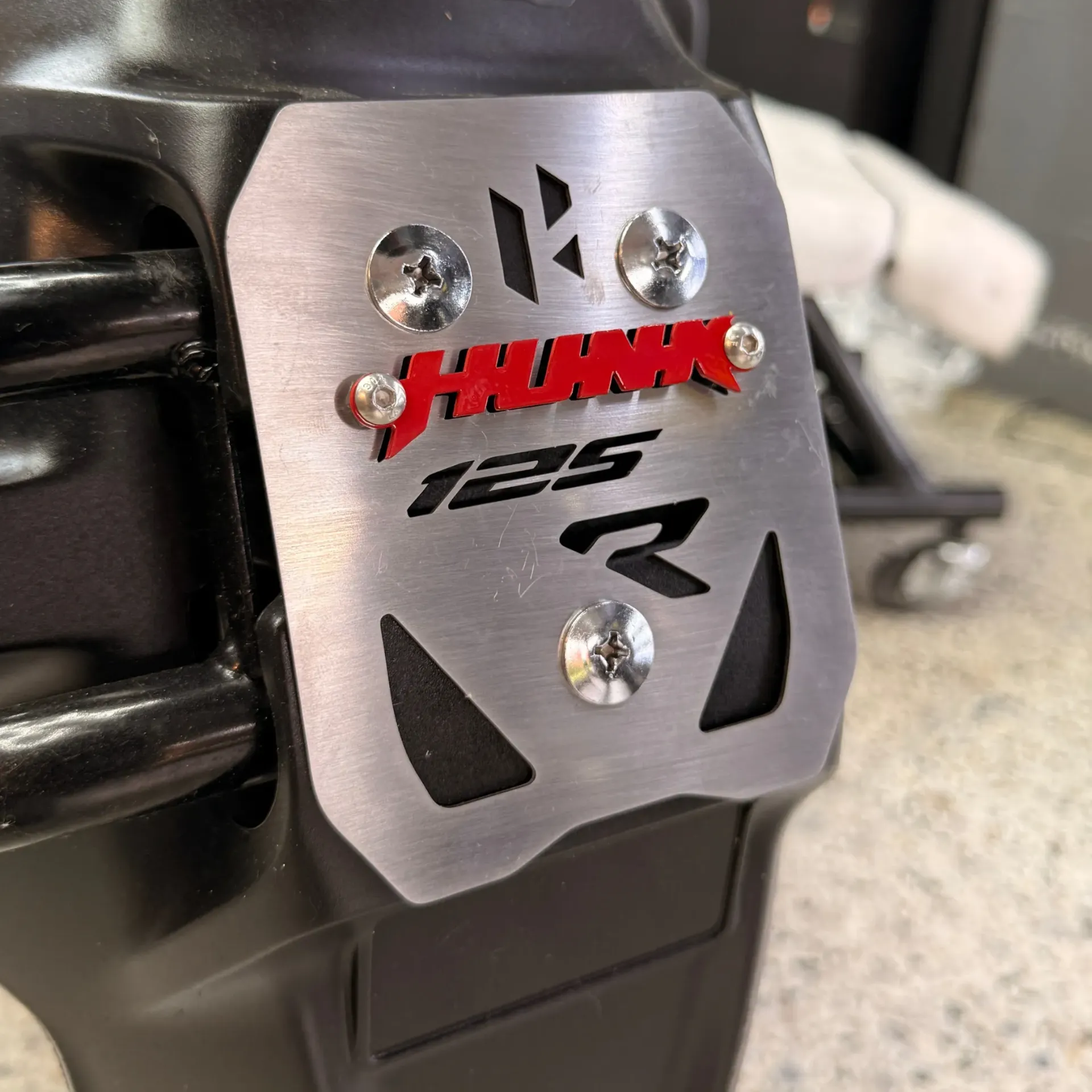 LUJO GUARDABARRO TRASERO HERO HUNK 125R (ACERO)