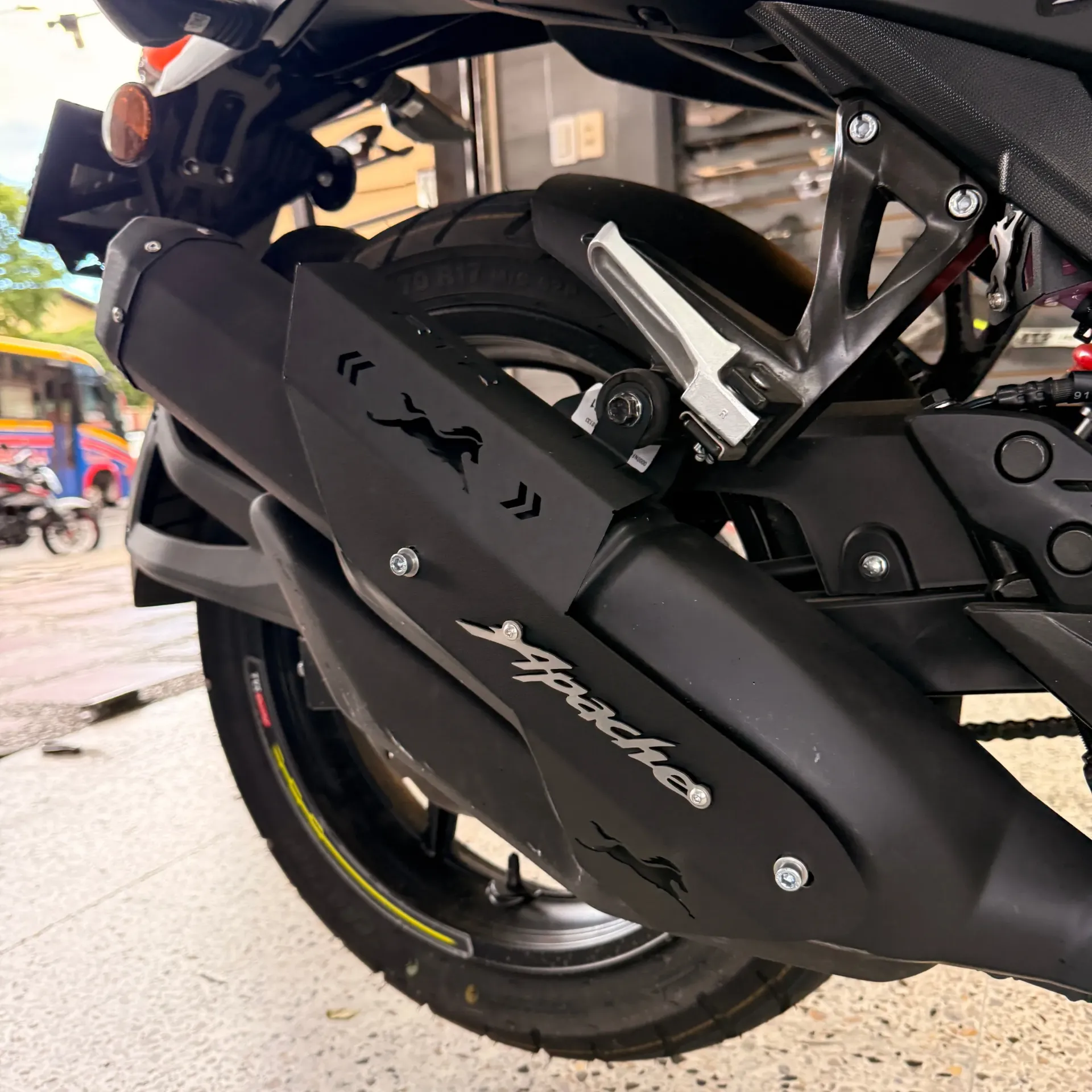 PROTECTOR DE EXOSTO TVS APACHE 4V G1 GRANDE- LAMINA EN ACERO