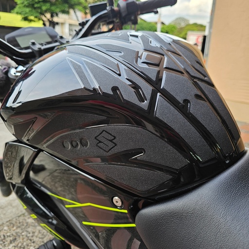 KIT STOMPGRIPS TIPO LIJA SPECIAL EDITION SUZUKI GIXXER 150 FI/SF - GIXXER 250 FI/SF - PROTECTOR DE TANQUE (CENTRAL)