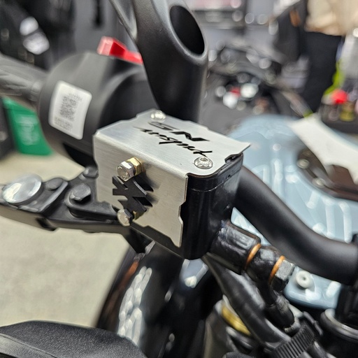 PROTECTOR DE BOMBA FRENO DELANTERO BAJAJ PULSAR NS (ACERO)