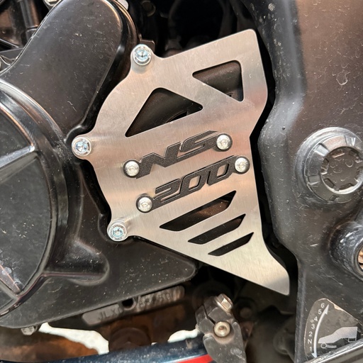 PROTECTOR TAPA PIÑON BAJAJ PULSAR NS 200 (ACERO)