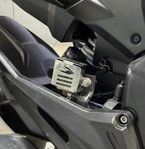 PROTECTOR DE BOMBA FRENO TRASERO BAJAJ DOMINAR (ACERO)